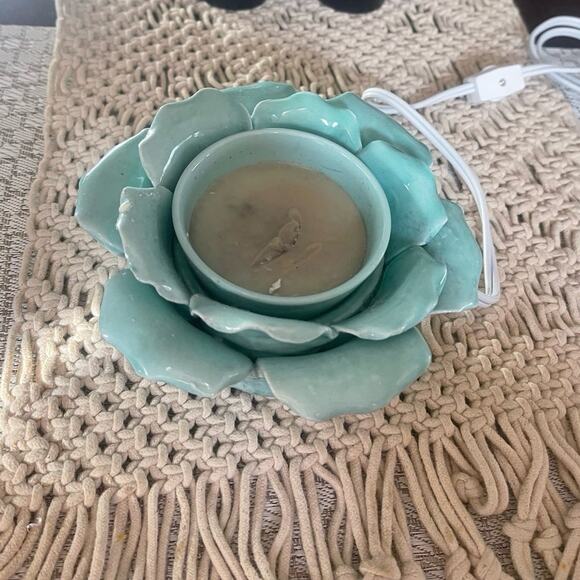 Scentsy petal green element wax warmer - Picture 2 of 11